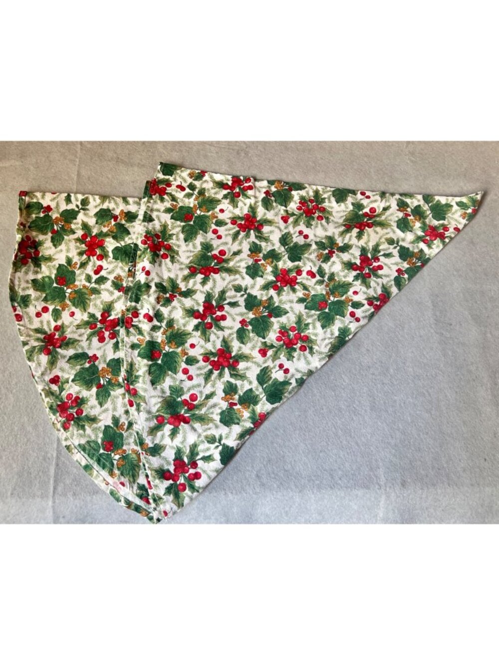 Christmas Round Tablecloth 57" D Cotton Blend Holly Berry Ivy Pattern Decor GUC - Picture 3 of 5